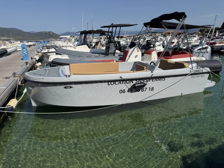 Charter a Valory 525 in Porto Pollo on Samboat