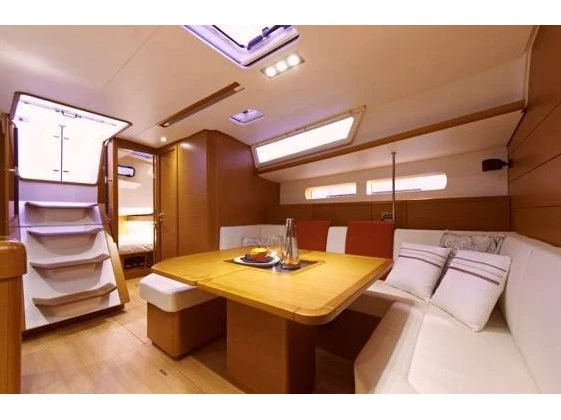 Sailboat to hire Nikiána at the best price