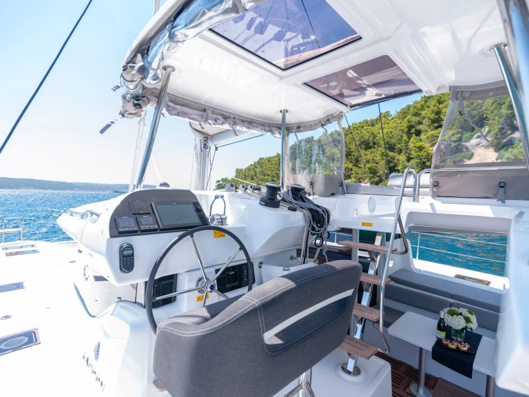 Catamaran hire in Kaštela - Lagoon Lagoon 43 - 3 + 1 cab. OW