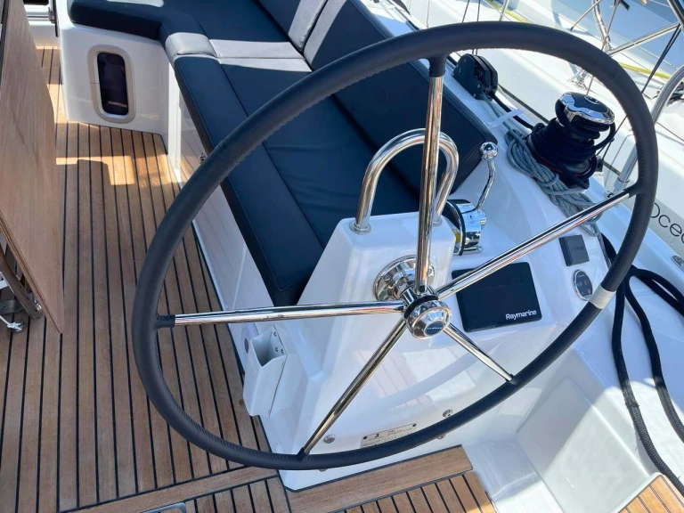 Sailboat to hire Alimos at the best price