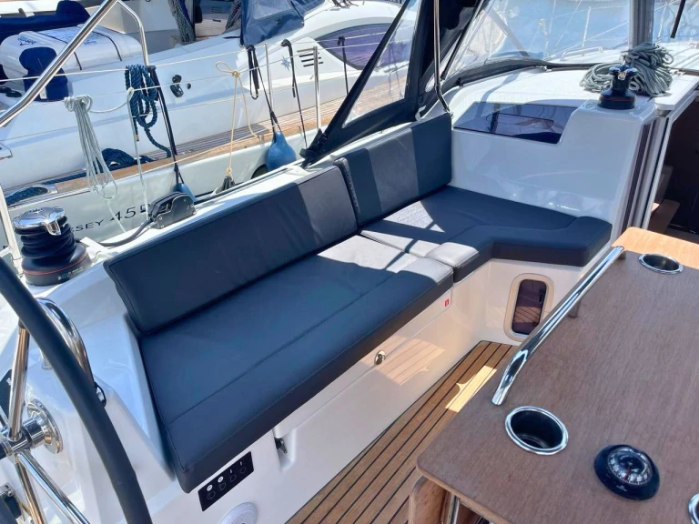 Bénéteau Oceanis 40.1 charter bareboat or skippered in  Alimos