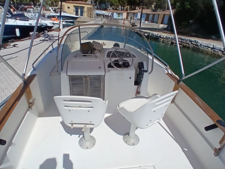 Yacht charter Bormes-les-Mimosas - Bénéteau Cap ferret 650 on SamBoat