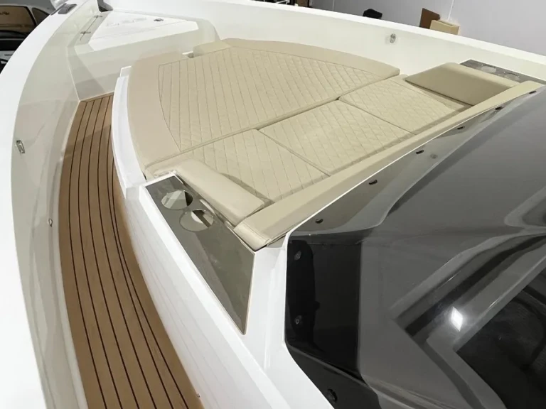 Hire Motorboat De Antonio with a boat licence