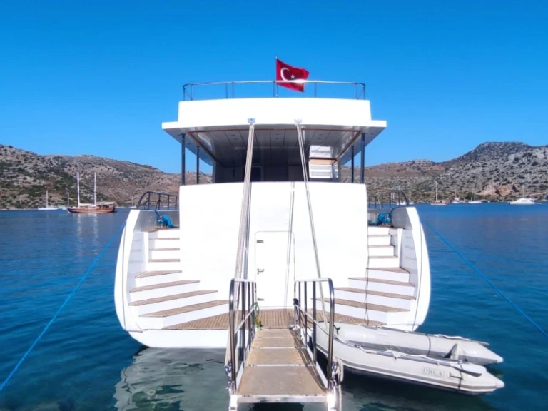 Hire Motorboat Custom Made with a boat licence