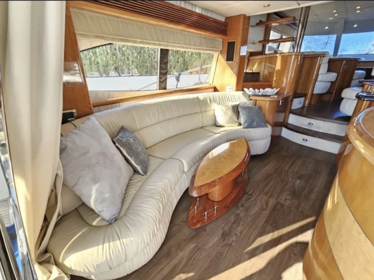 Yacht hire Golfe-Juan cheap Manhattan 74 MK II