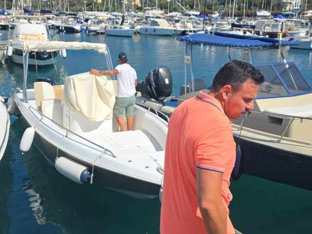 Motorboat hire in Salerno - Generica Generica