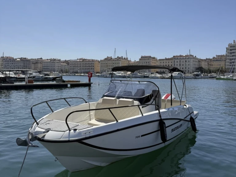 Hire Motorboat Quicksilver with a boat licence