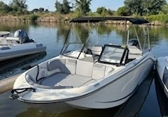 Charter a Bayliner M19 in Hyères on Samboat