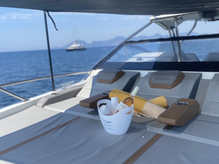 Hire Motorboat Bénéteau with a boat licence