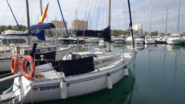 Charter a Jeanneau Aquila in La Manga on Samboat