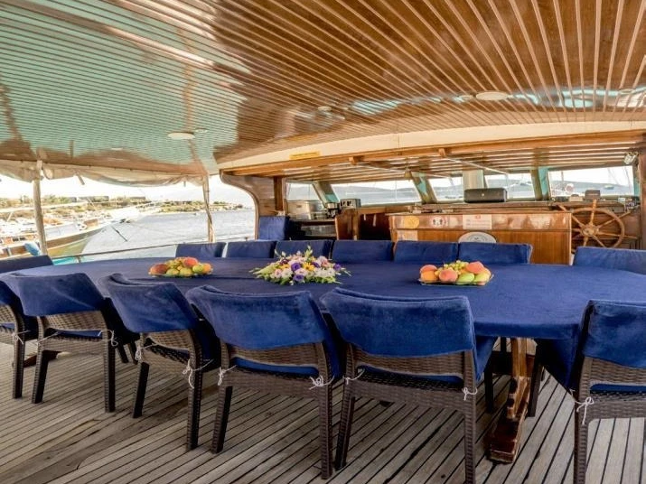 Hire Sailboat Custom Made with a boat licence