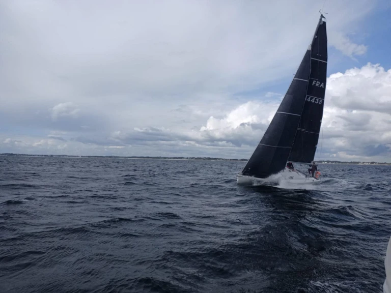 Hire Sailboat Jeanneau with a boat licence