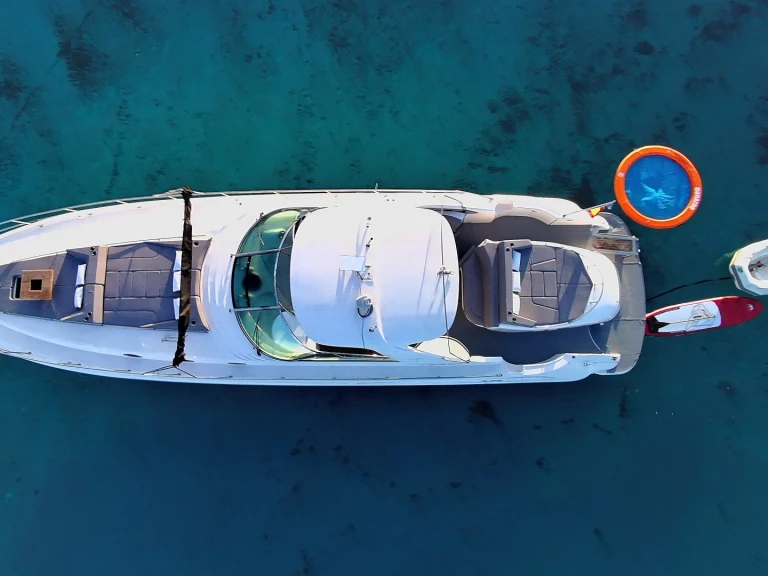 Hire Luxury Yacht Sea Ray with a boat licence