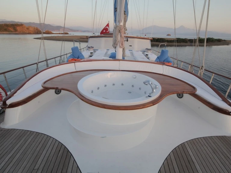 Sailboat to hire Fethiye at the best price