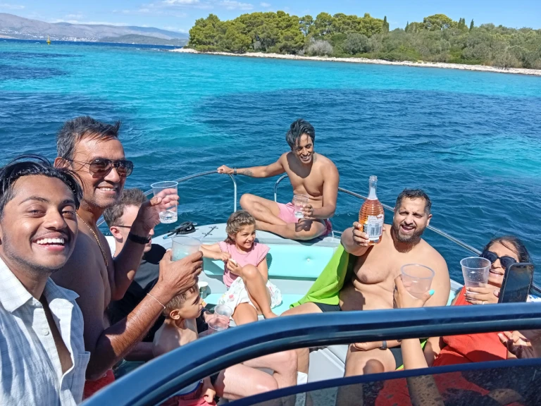 Hire Motorboat Jeanneau with a boat licence