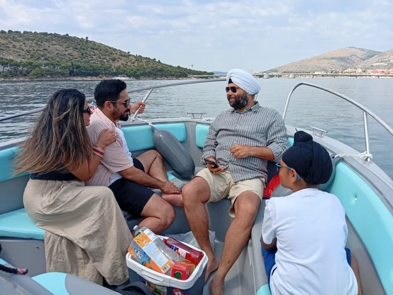 Hire Motorboat with or without skipper Jeanneau Split