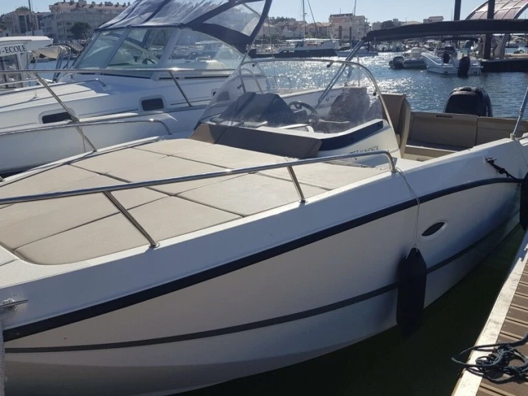 Hire a Quicksilver Activ 755 Sundeck Marseille