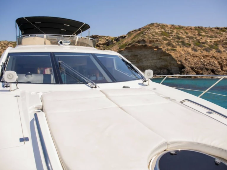 Yacht charter Palma de Mallorca - Sunseeker Manhattan 63 on SamBoat