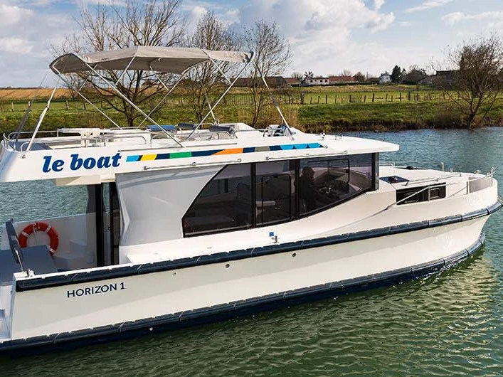 Hire Motorboat with or without skipper Le Boat Saint-Gilles du Gard