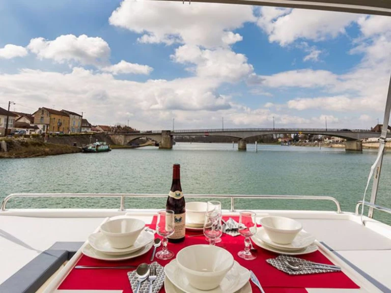 Hire Motorboat Le Boat with a boat licence