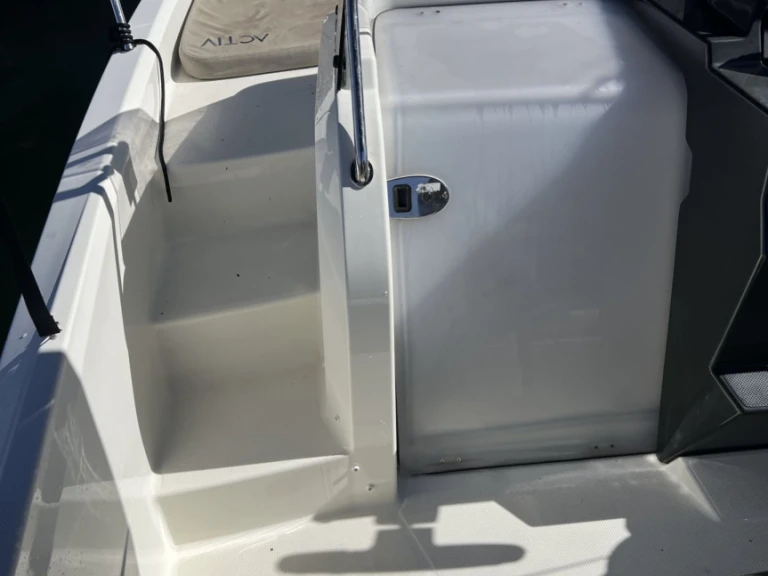 Yacht hire Marseille cheap Activ 675 Sundeck