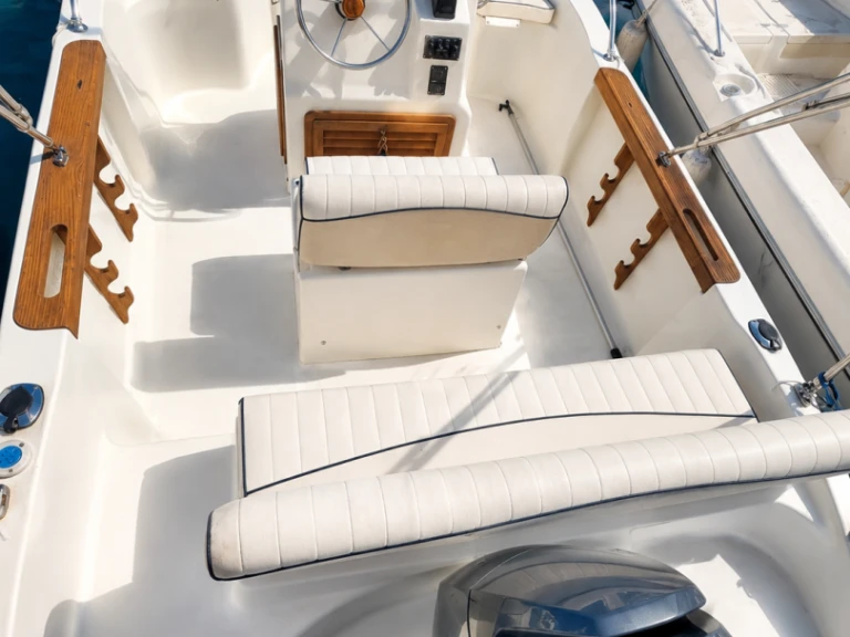 Charter a Capelli Cap 18 in Carry-le-Rouet on Samboat