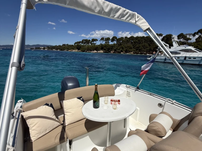 Hire Motorboat Jeanneau with a boat licence