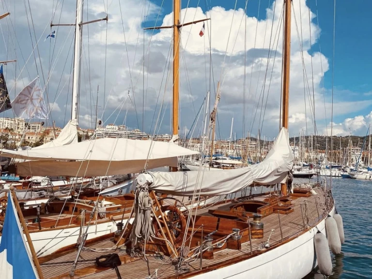 Hire Sailboat with or without skipper Chantier Bonnin Marseille