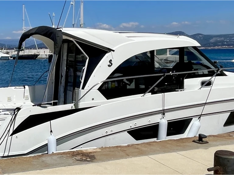 Yacht charter Six-Fours-les-Plages - Bénéteau Antares 9 OB on SamBoat