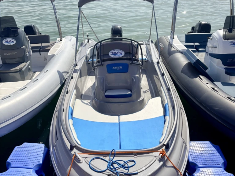 Hire Motorboat Ranieri with a boat licence