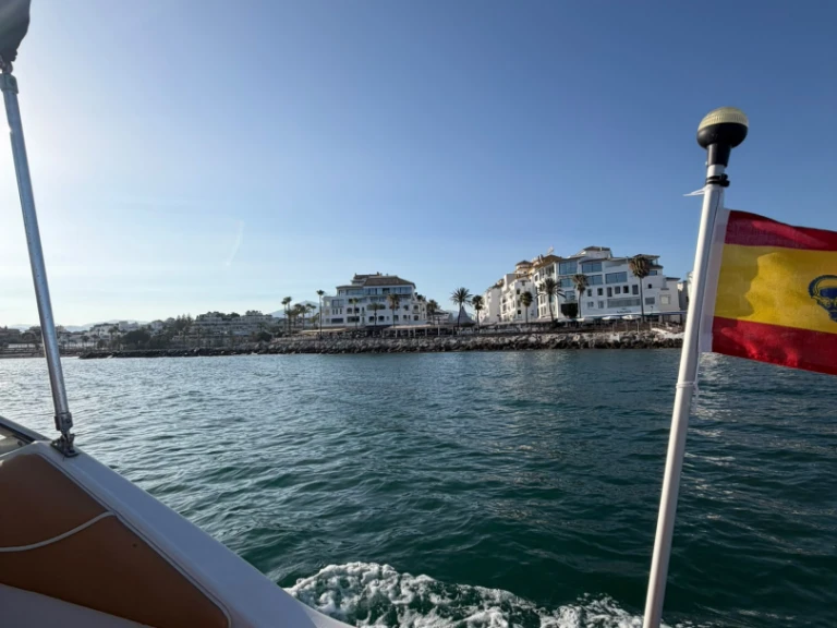 Charter a Monterey 242 cruiser in Marbella on Samboat