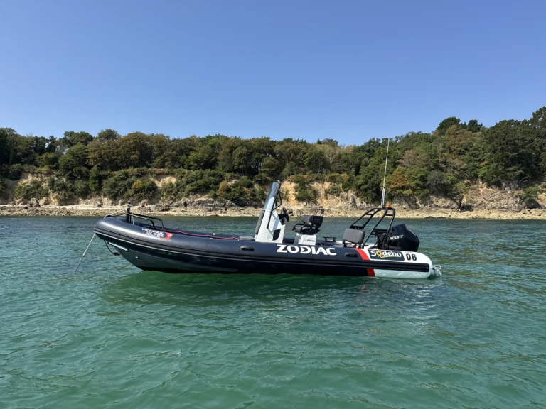 Hire RIB Zodiac with a boat licence