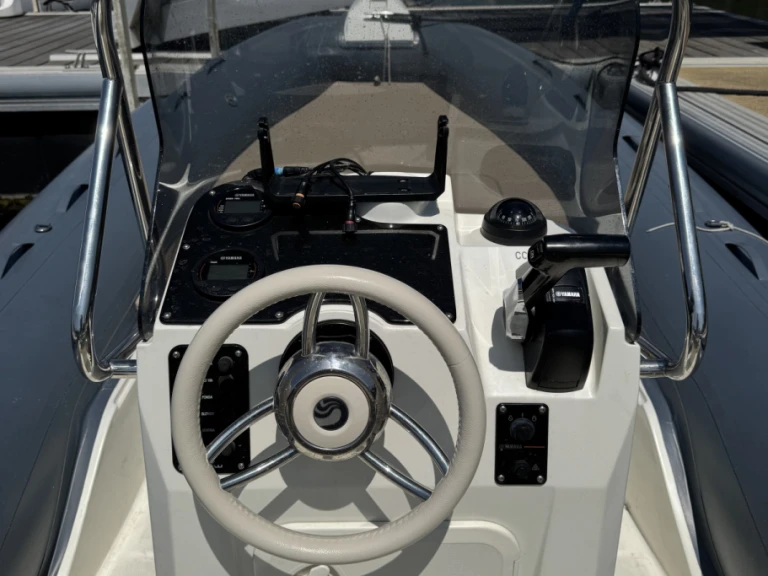 Hire RIB Capelli with a boat licence
