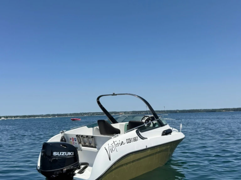 Hire Motorboat Bénéteau with a boat licence