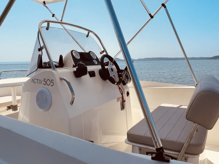 Hire Motorboat Quicksilver with a boat licence