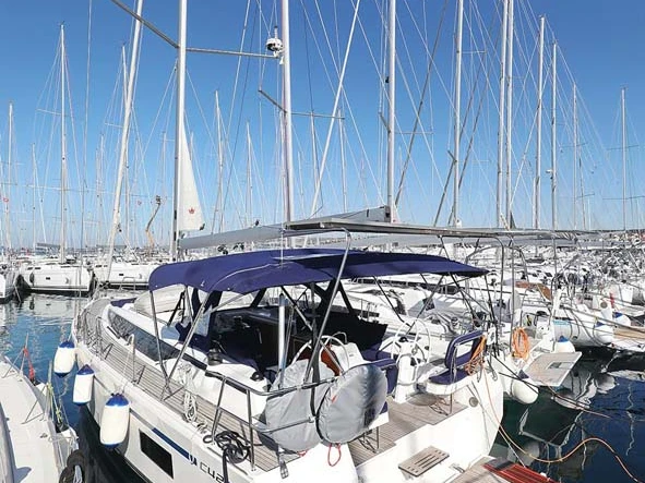 Charter a Bavaria Bavaria C42 in Biograd na Moru on Samboat