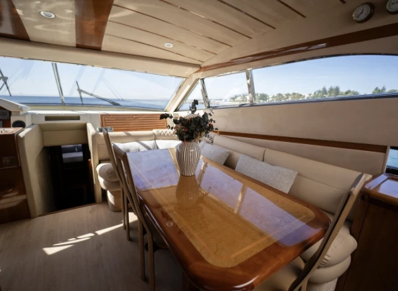 Yacht hire Puerto Banús cheap Ferretti 680