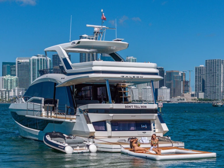 Hire Luxury Yacht Galeon with a boat licence