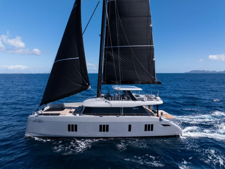 Hire Luxury Yacht Sunreef with a boat licence
