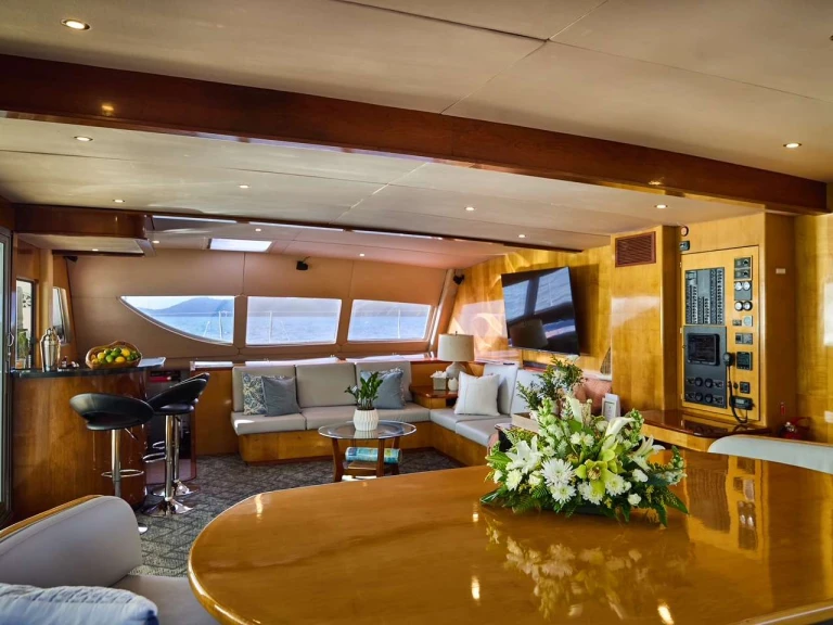 Luxury Yacht to hire Road Town at the best price
