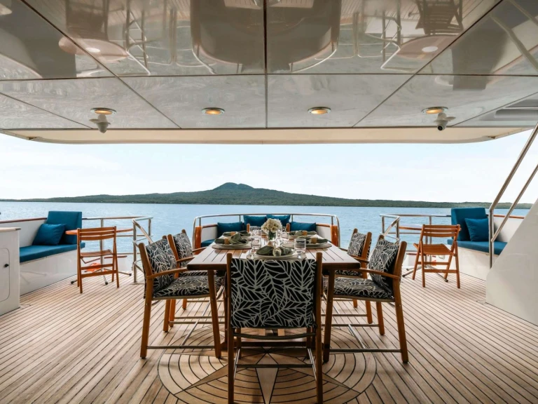 Hire Luxury Yacht Johnson with a boat licence