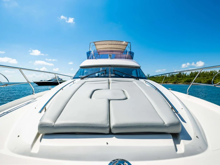 Luxury Yacht hire in Bahamas - Prestige Yachts Molto Piaciuto