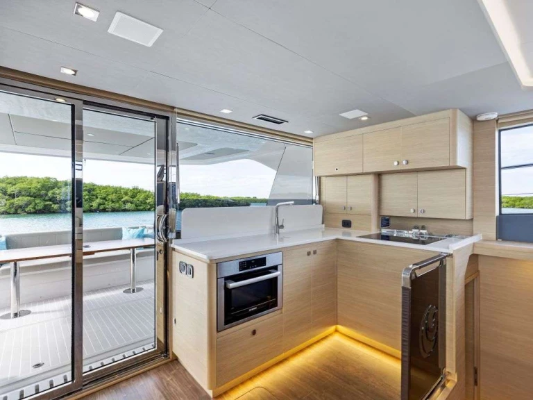 Hire Luxury Yacht Aquila with a boat licence