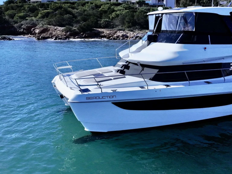Aquila Seaduction charter bareboat or skippered in  Lávrio