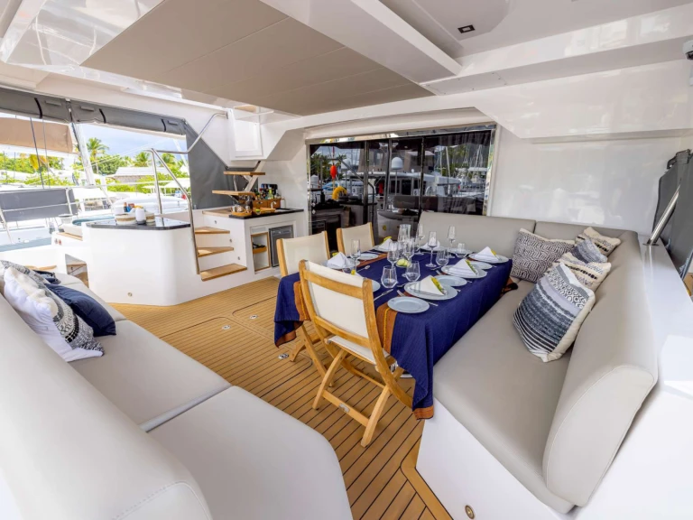Luxury Yacht to hire Road Town at the best price