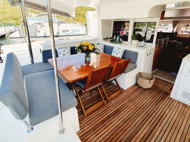 Hire Luxury Yacht Lagoon with a boat licence
