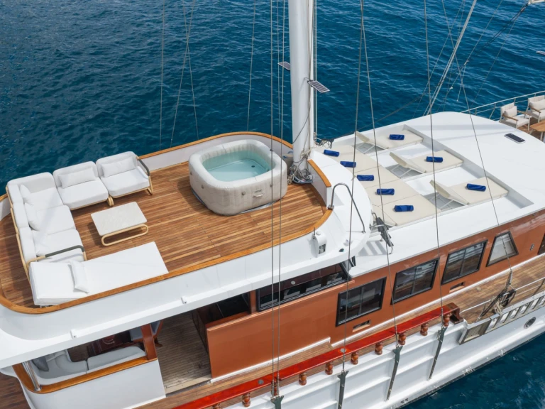 Yacht hire Split cheap Phoenix Bronze