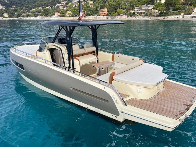 Hire Luxury Yacht Invictus  with a boat licence