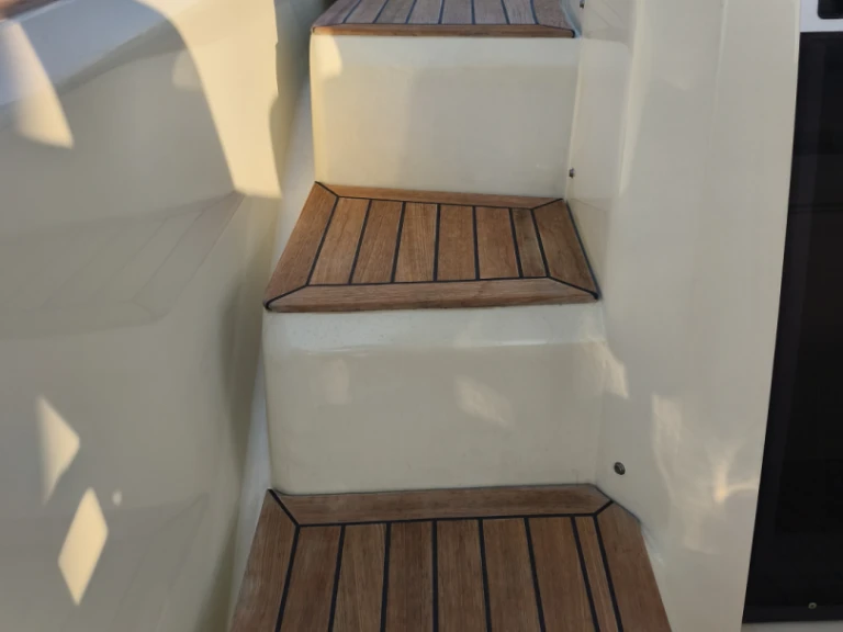 Charter a Invictus  Invictus 280 TT in Mandelieu-la-Napoule on Samboat