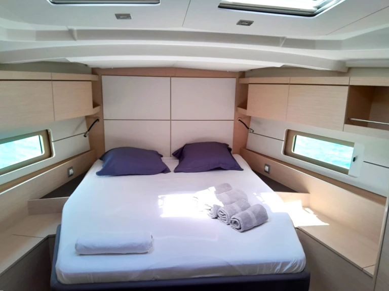 Sailboat hire in Le Marin - Bénéteau Oceanis 46.1